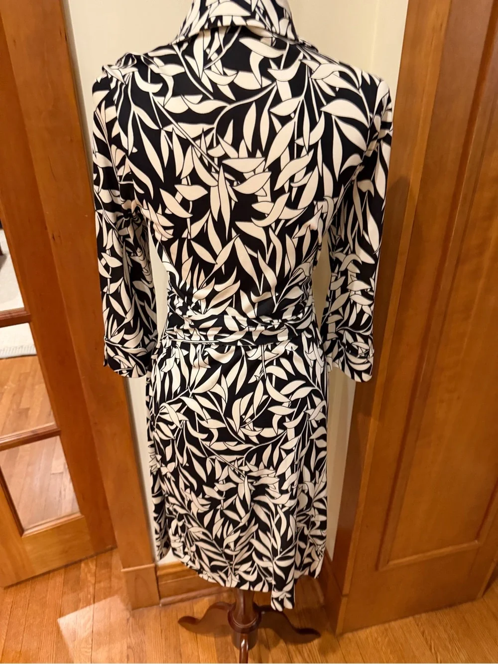 Diane Von Furstenberg Black and Cream Leaf-Print Silk Midi Wrap Dress - Picture 5 of 14